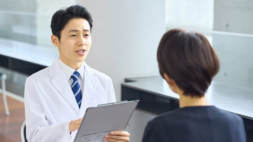 医師が患者に説明している様子