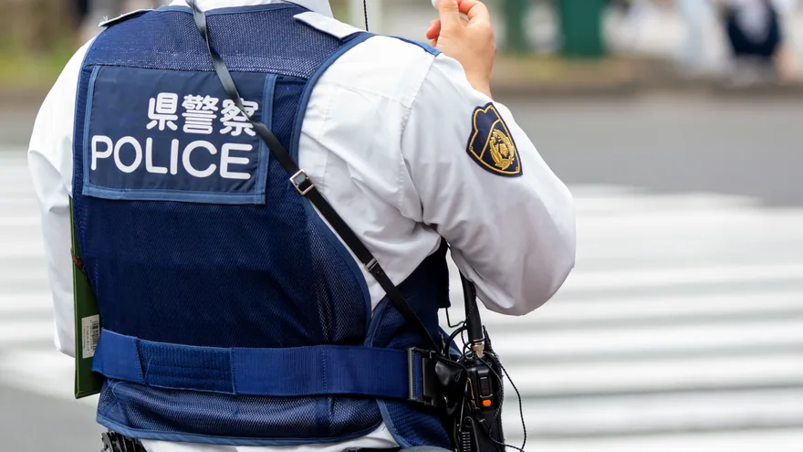 街頭に立つ警察官